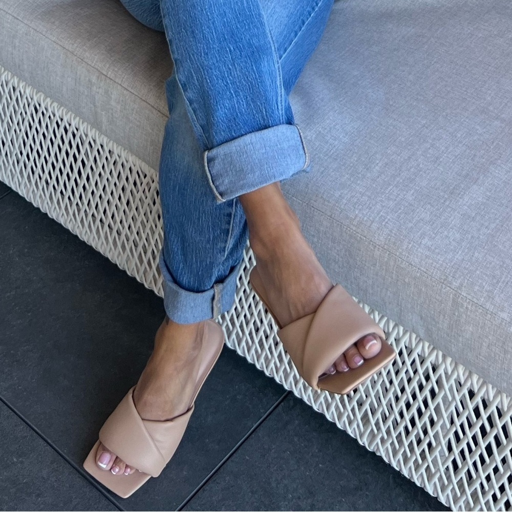 💕Dream Pairs Tan Mules with Square Toe Design💕